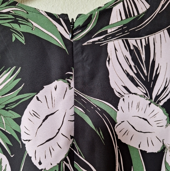 Aritzia Sunday Best Floral Romper. Short sleeves. Pockets. Womens size 8 - Picture 7 of 9